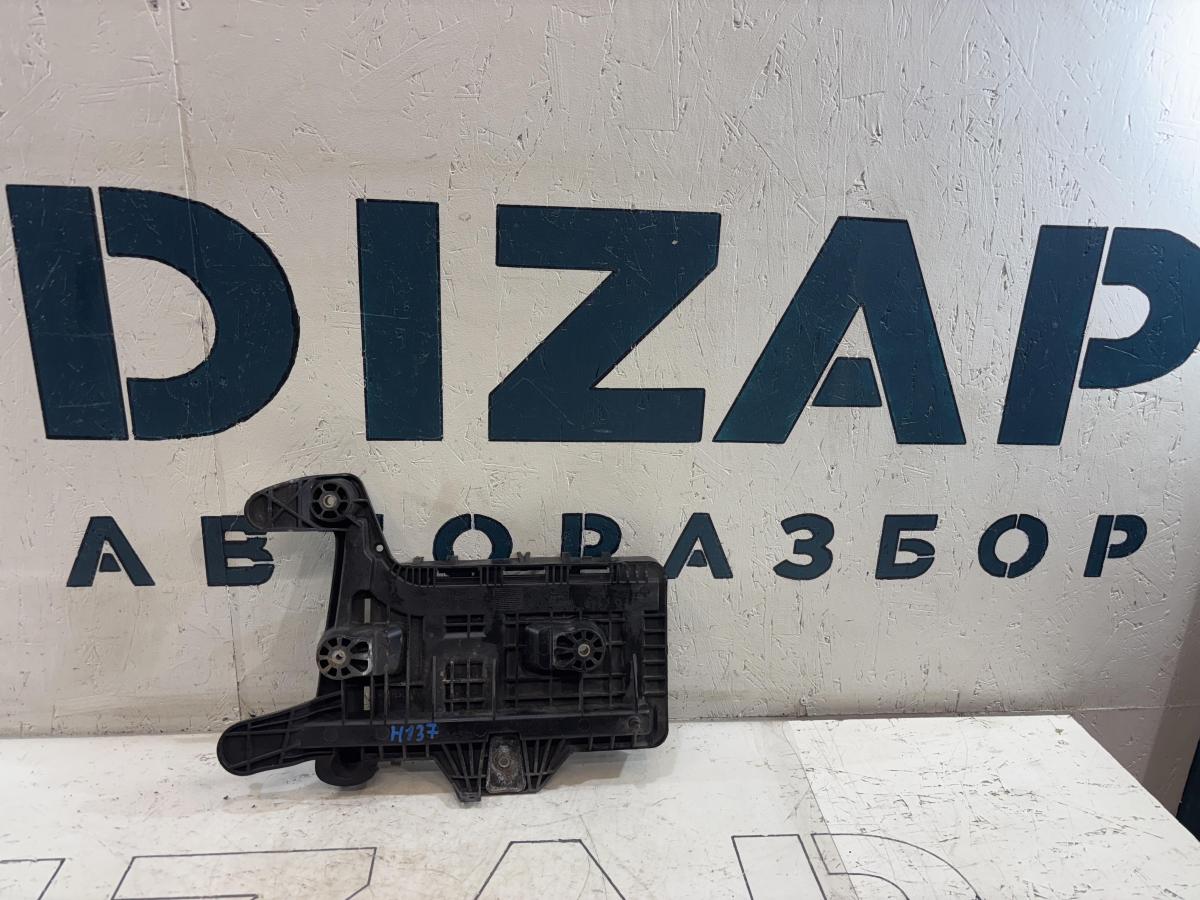 Площадка под АКБ 1K0915333C Volkswagen Jetta MK5