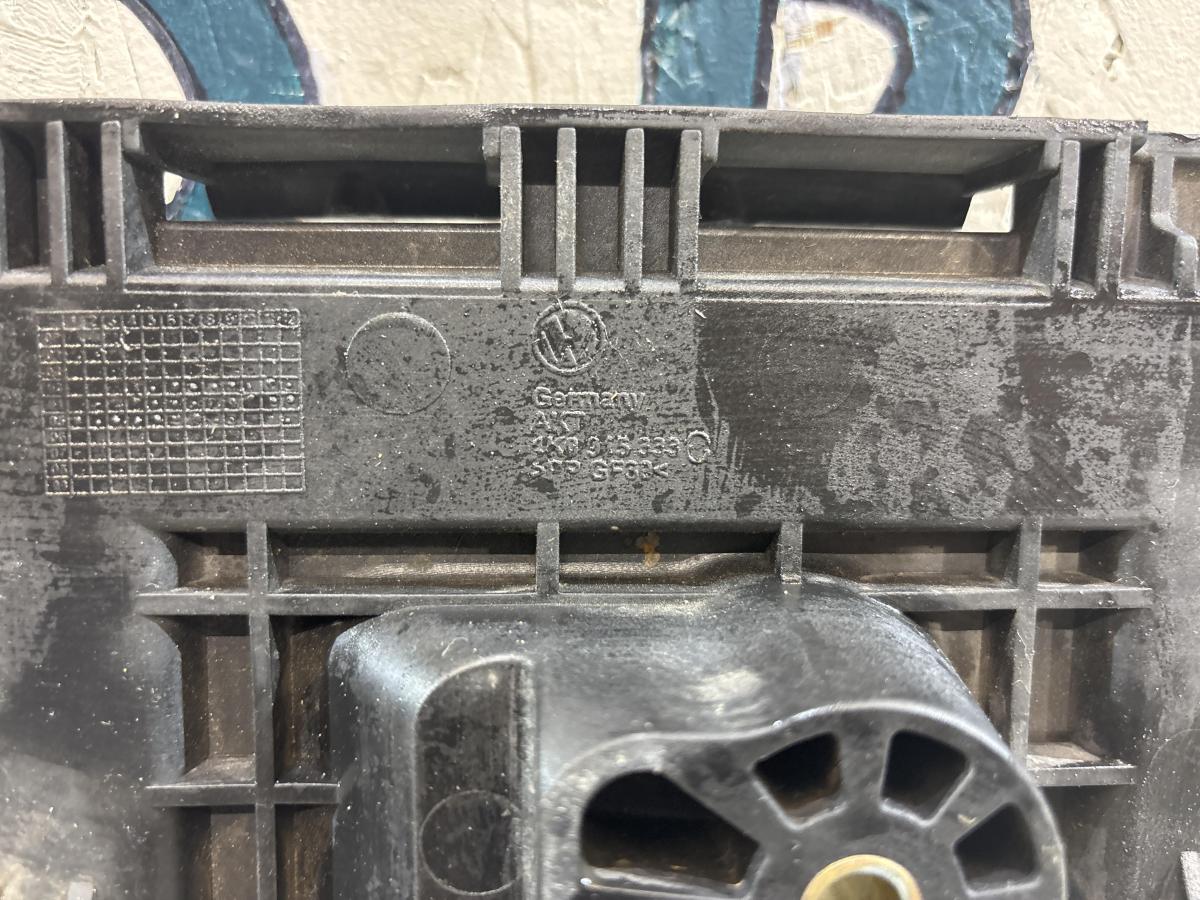 Площадка под АКБ 1K0915333C Volkswagen Jetta MK5