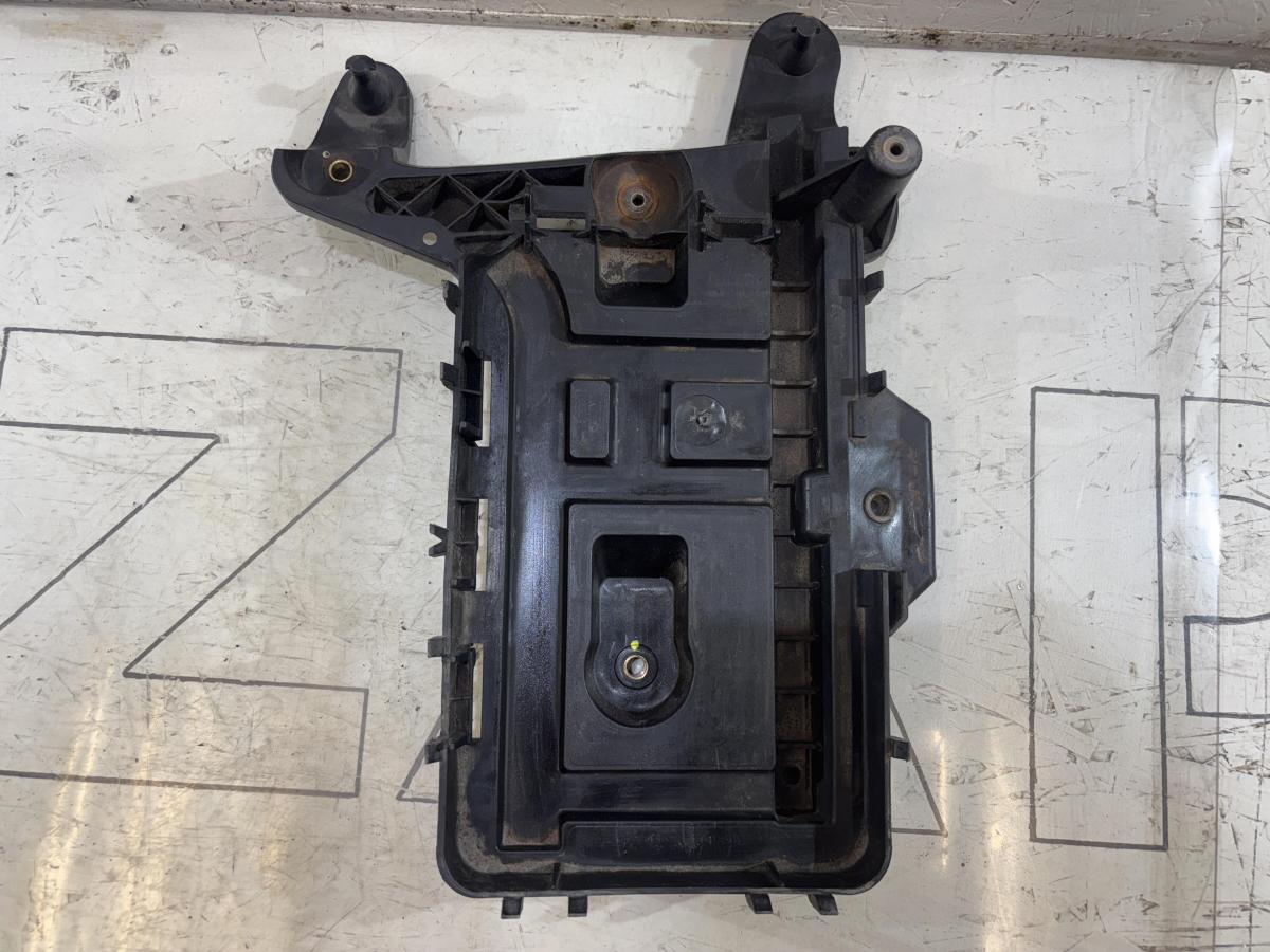 Площадка под АКБ 1K0915333C Volkswagen Jetta MK5