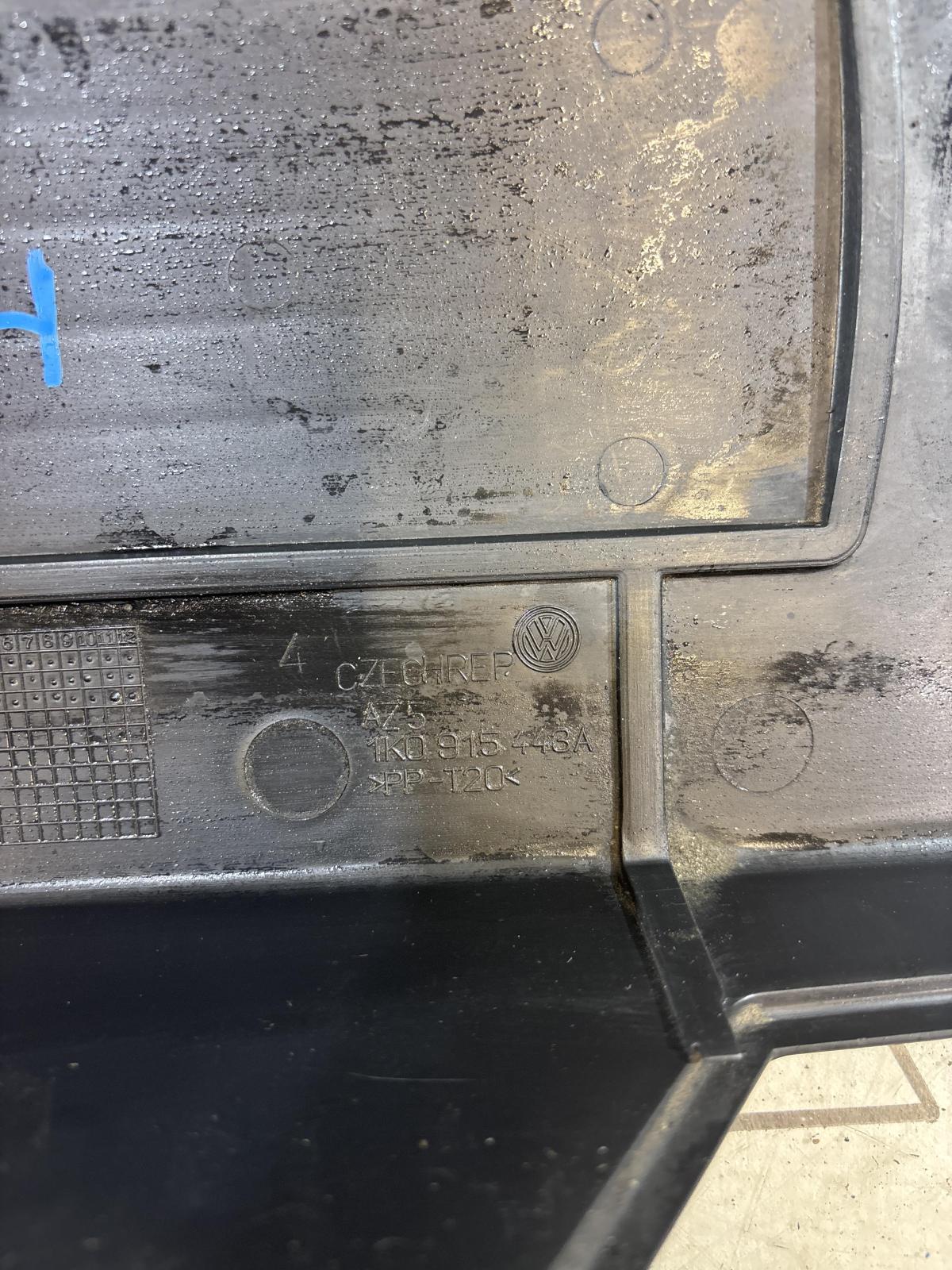 Крышка АКБ 1K0915443A Volkswagen Jetta MK5