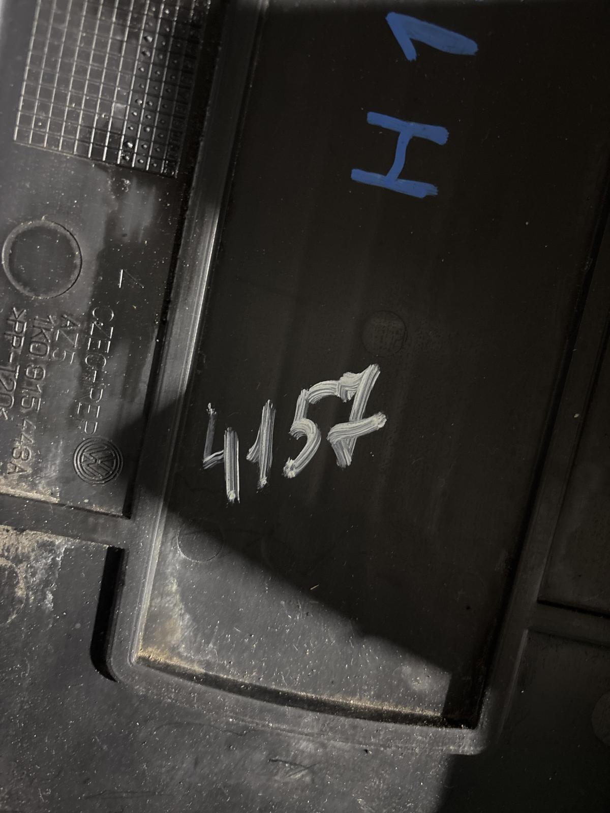 Крышка АКБ 1K0915443A Volkswagen Jetta MK5