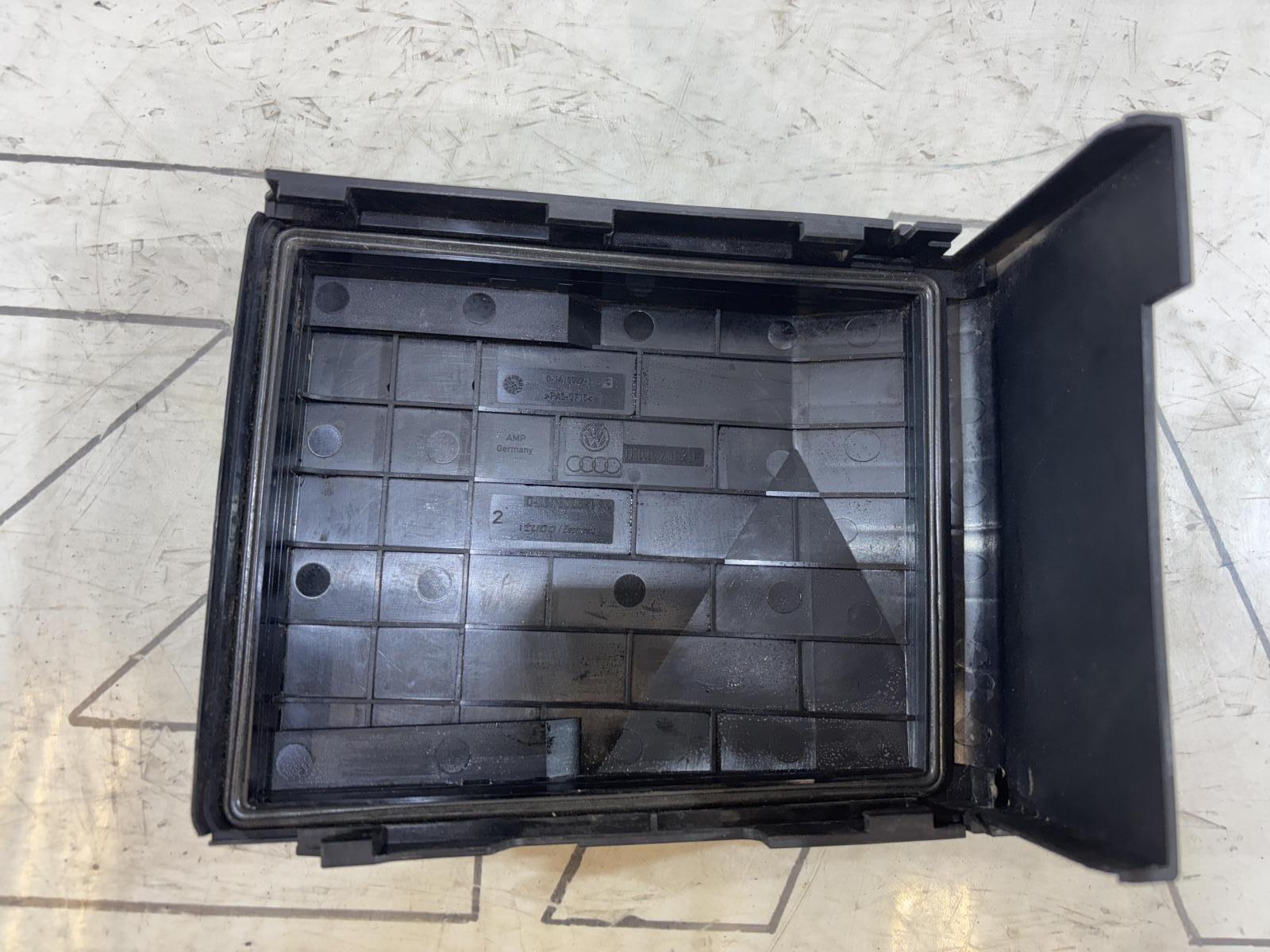 Крышка блока предохранителей 1K0937132F Volkswagen Jetta MK5