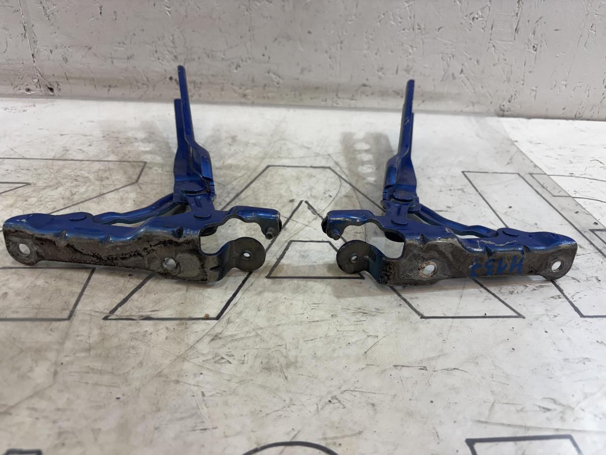 Петли капота левая правая 1Z0823302C, 1Z0823301C