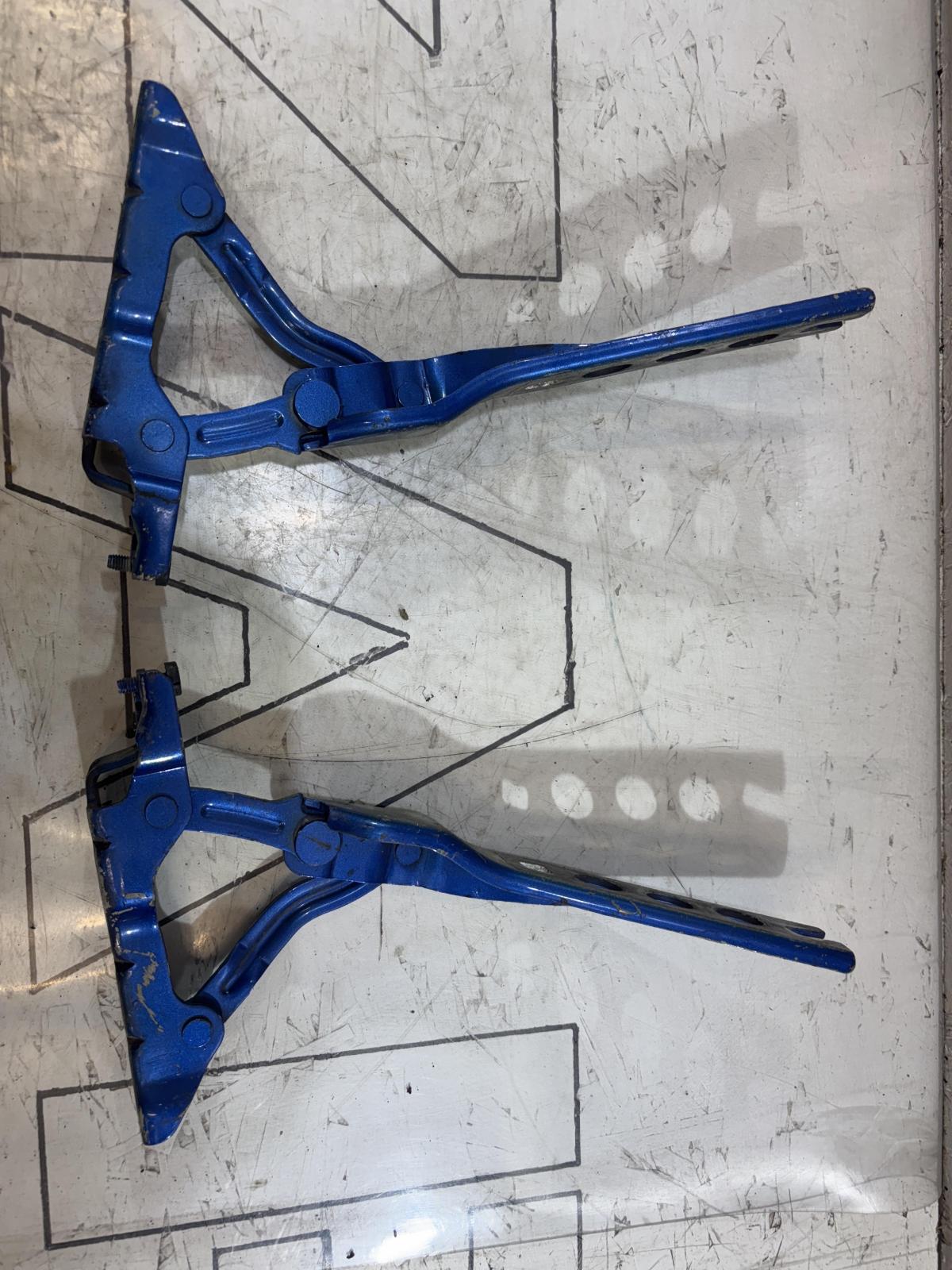 Петли капота левая правая 1Z0823302C, 1Z0823301C