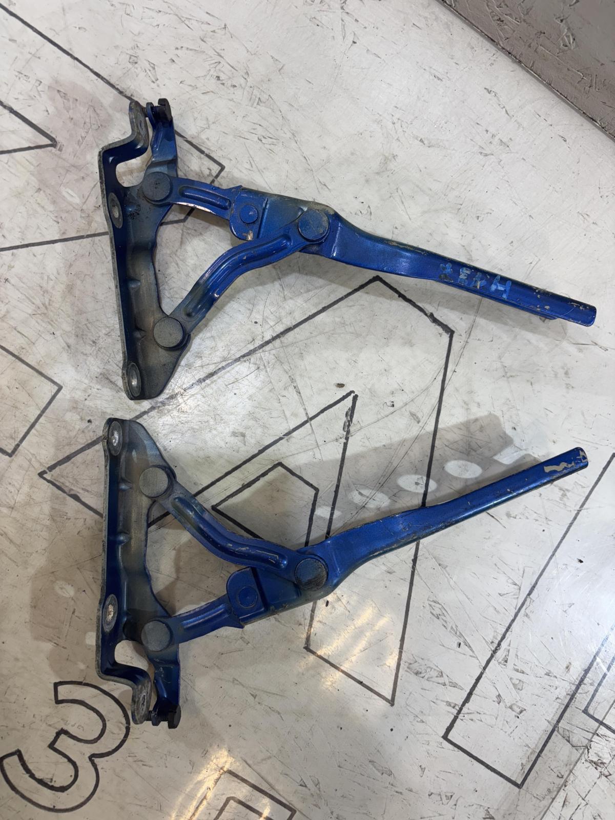 Петли капота левая правая 1Z0823302C, 1Z0823301C