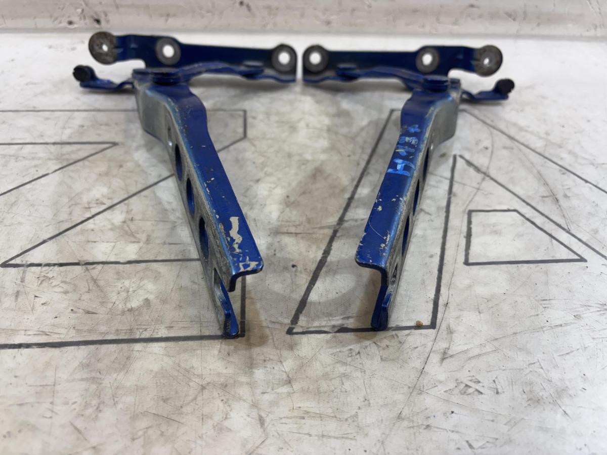 Петли капота левая правая 1Z0823302C, 1Z0823301C