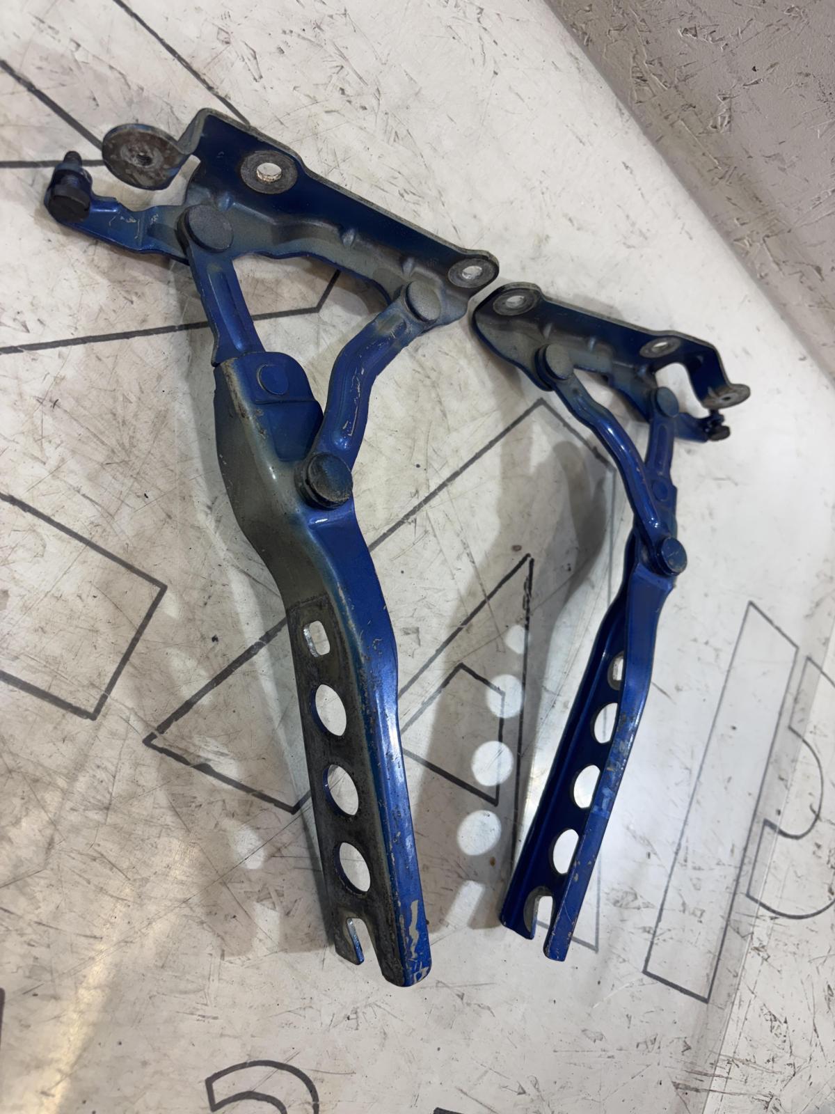 Петли капота левая правая 1Z0823302C, 1Z0823301C