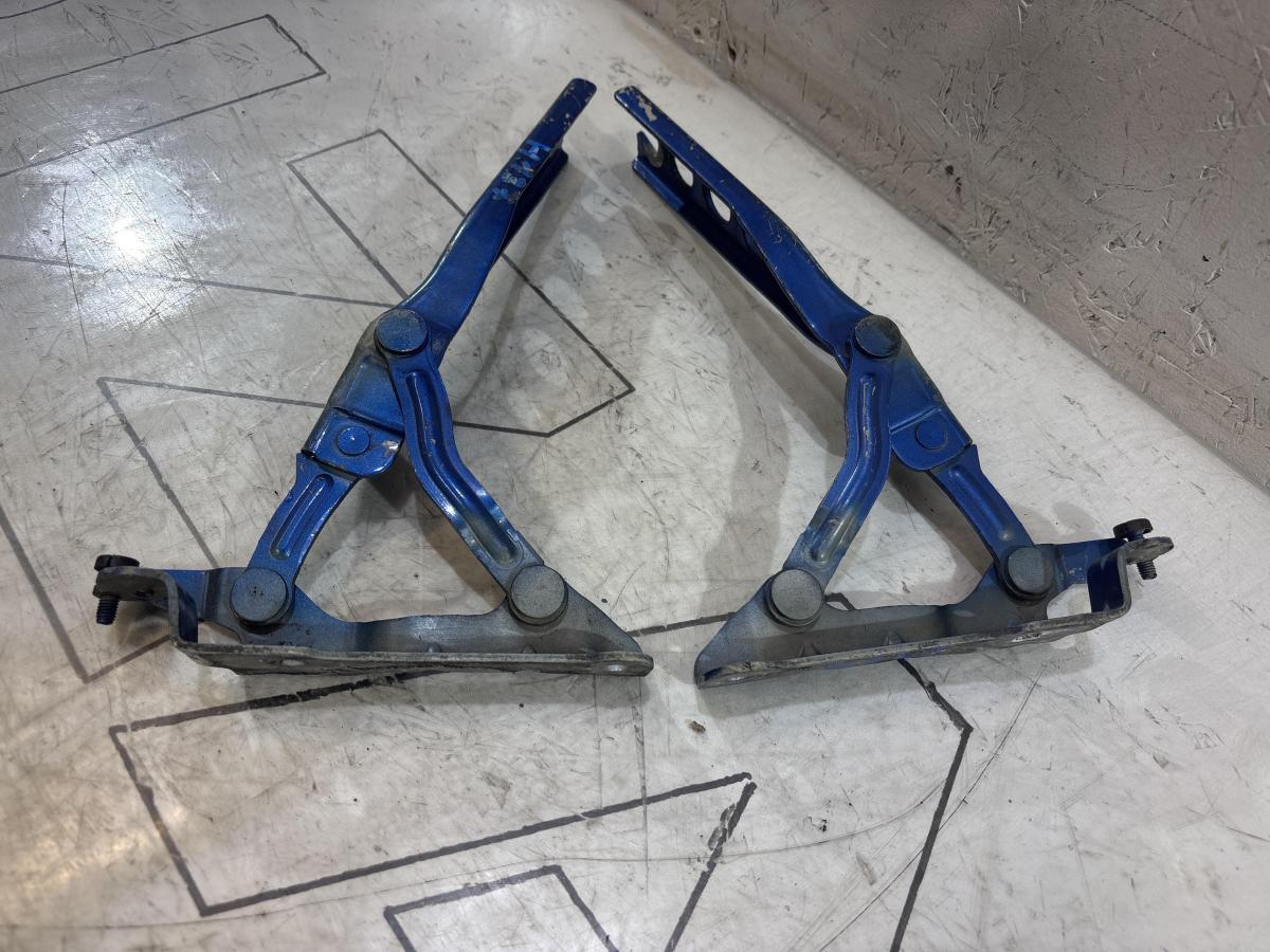 Петли капота левая правая 1Z0823302C, 1Z0823301C