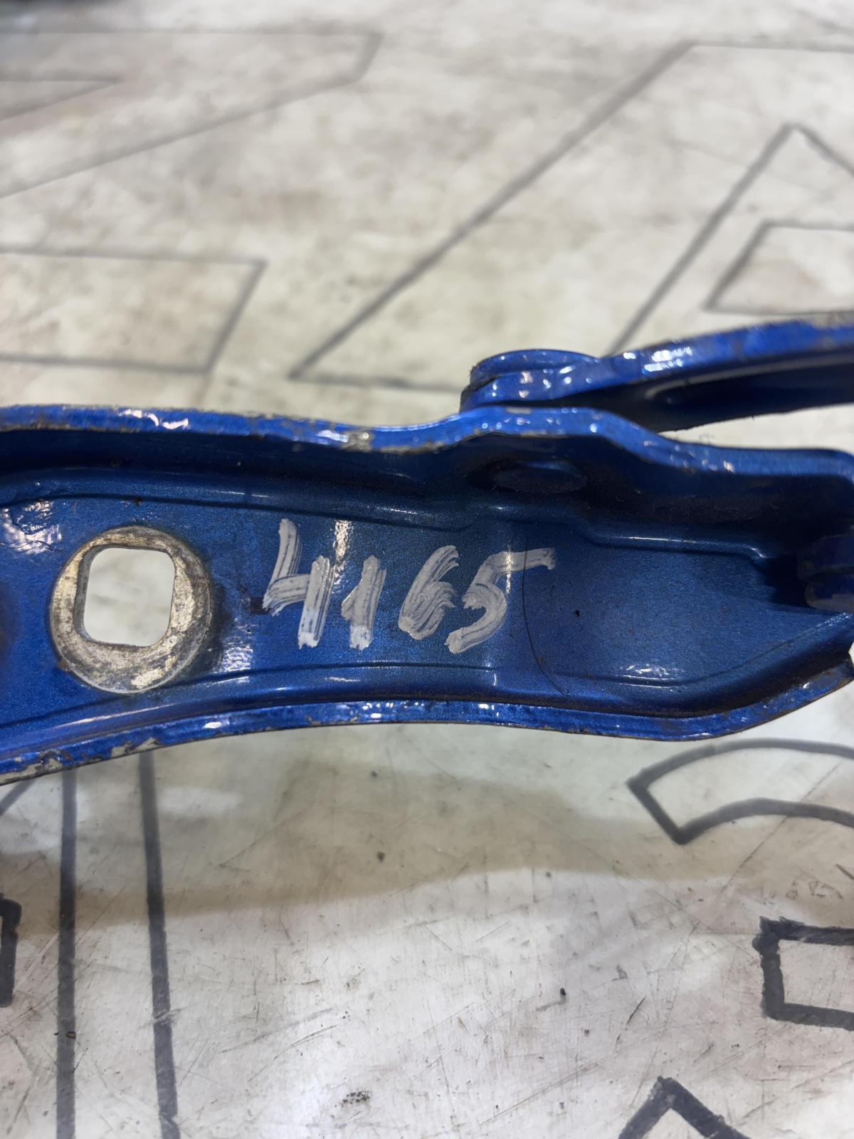 Петли капота левая правая 1Z0823302C, 1Z0823301C