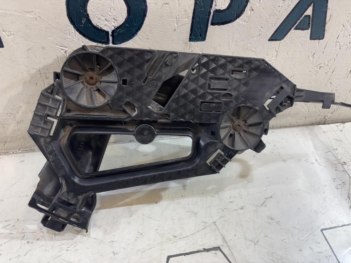 Кронштейн фар левый 1Z0941339 Skoda Octavia 2