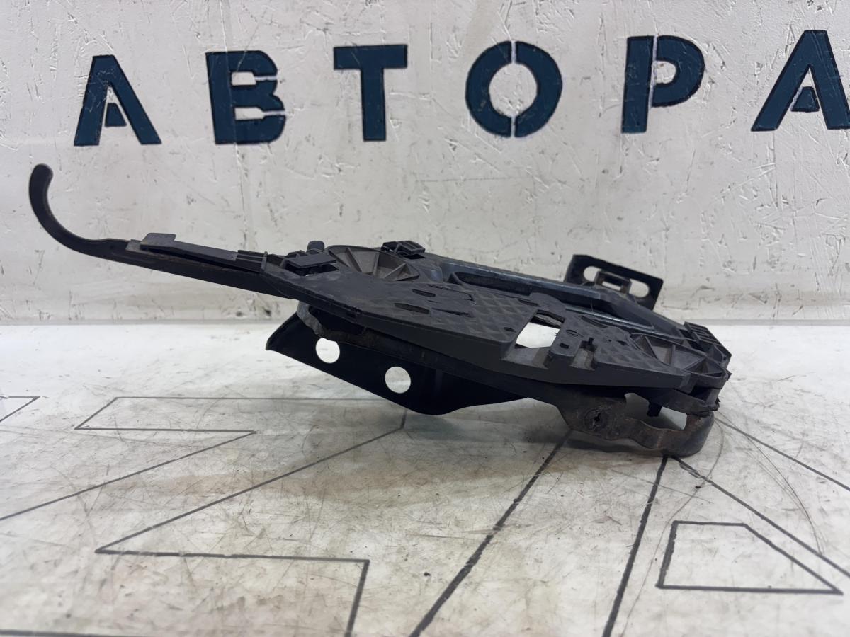 Кронштейн фар левый 1Z0941339 Skoda Octavia 2