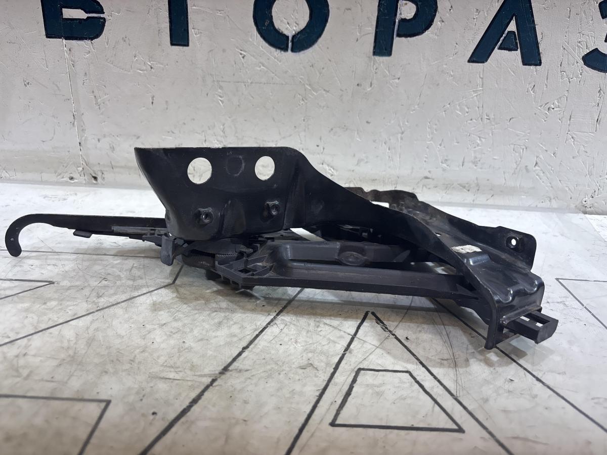 Кронштейн фар левый 1Z0941339 Skoda Octavia 2