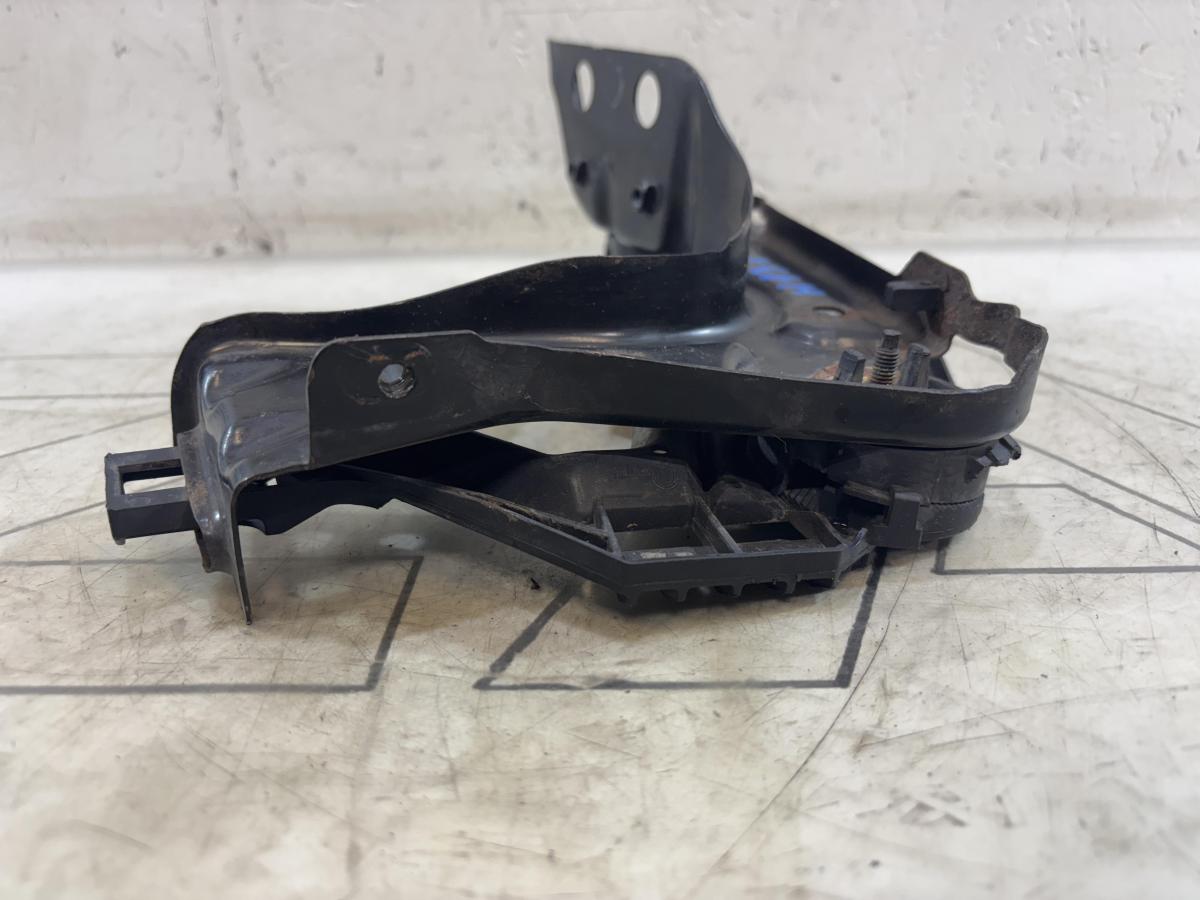 Кронштейн фар левый 1Z0941339 Skoda Octavia 2