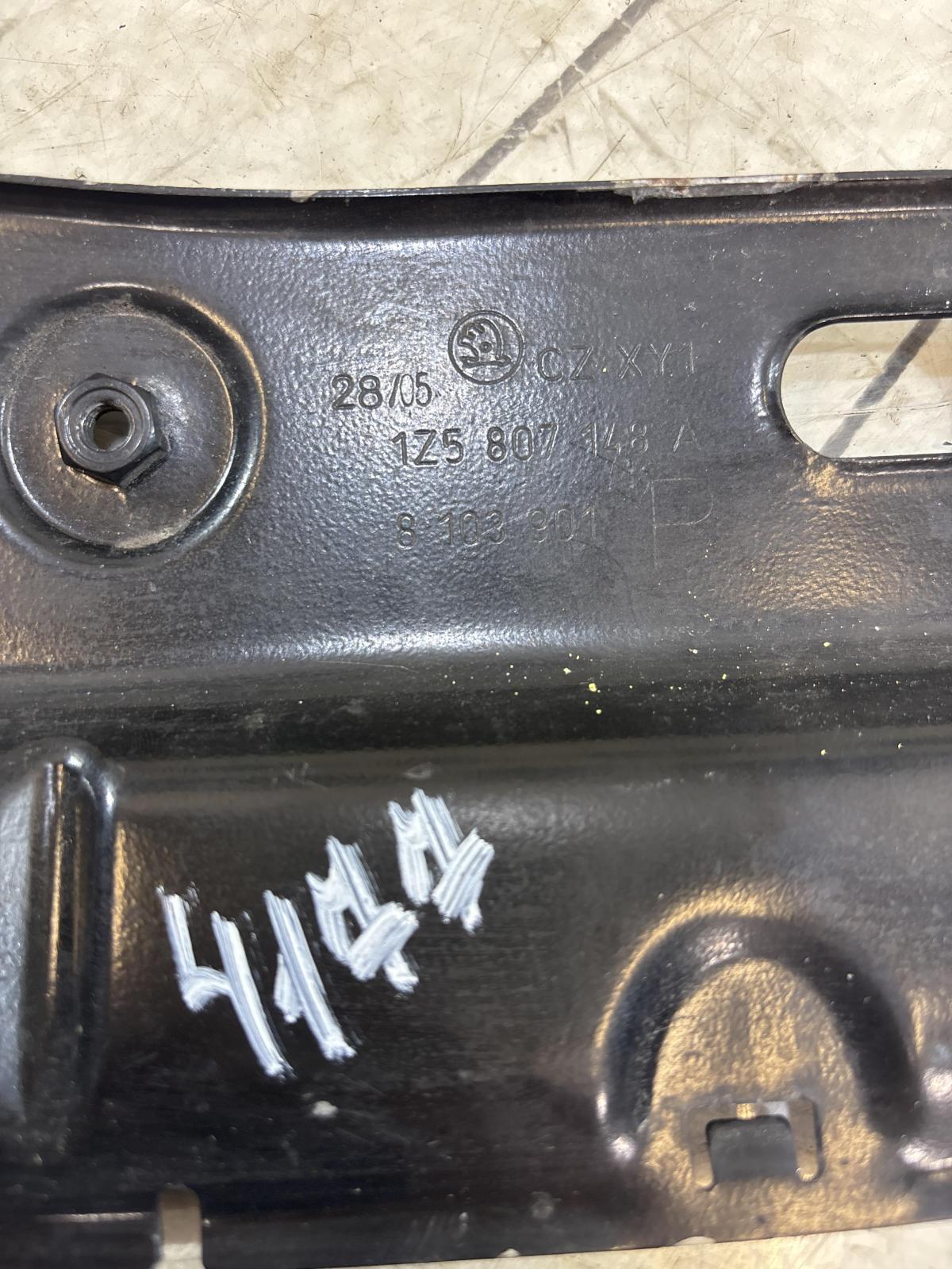 Направляющая заднего бампера правая 1Z5807148A 