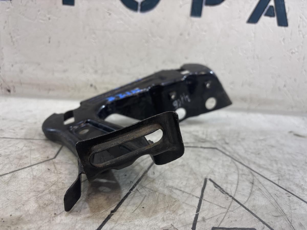 Кронштейн фар левый 1Z0805071A Skoda Octavia 2