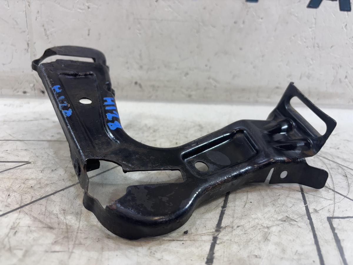 Кронштейн фар левый 1Z0805071A Skoda Octavia 2