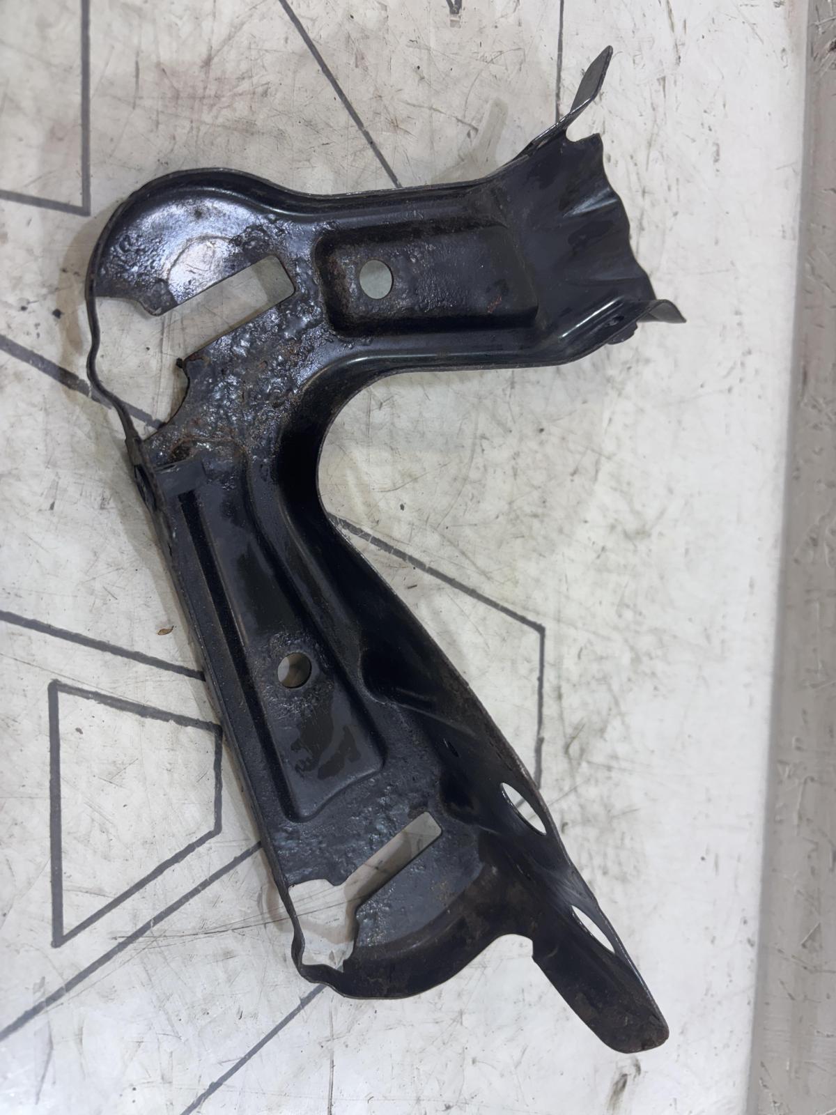 Кронштейн фар левый 1Z0805071A Skoda Octavia 2