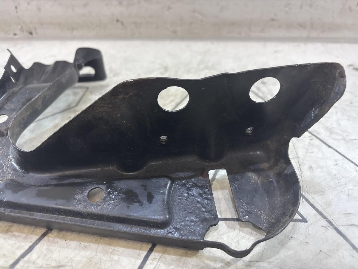 Кронштейн фар левый 1Z0805071A Skoda Octavia 2