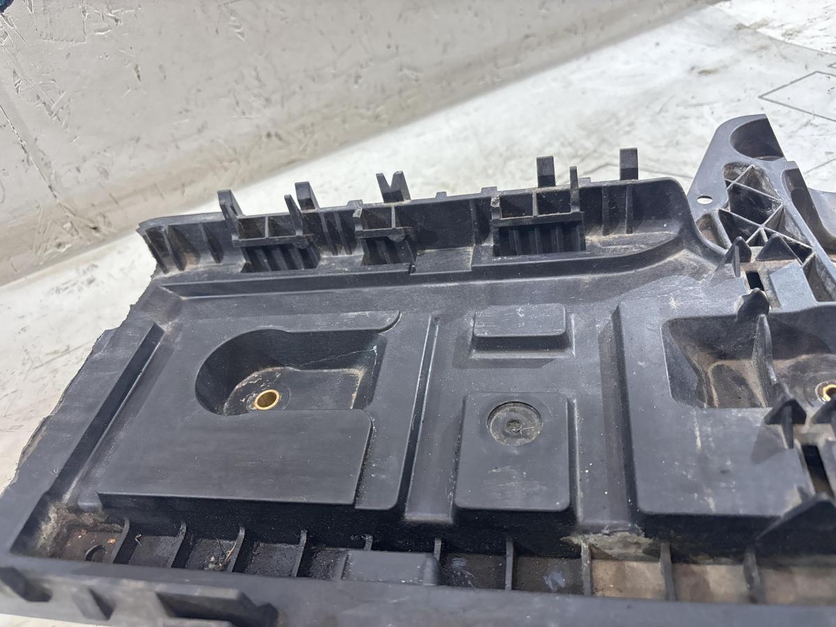 Площадка под АКБ 1K0915333H Volkswagen Jetta MK5