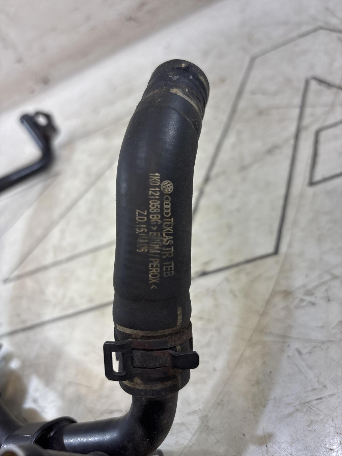 Шланг системы охлаждения 1K0121058BC Skoda Octavia II рест