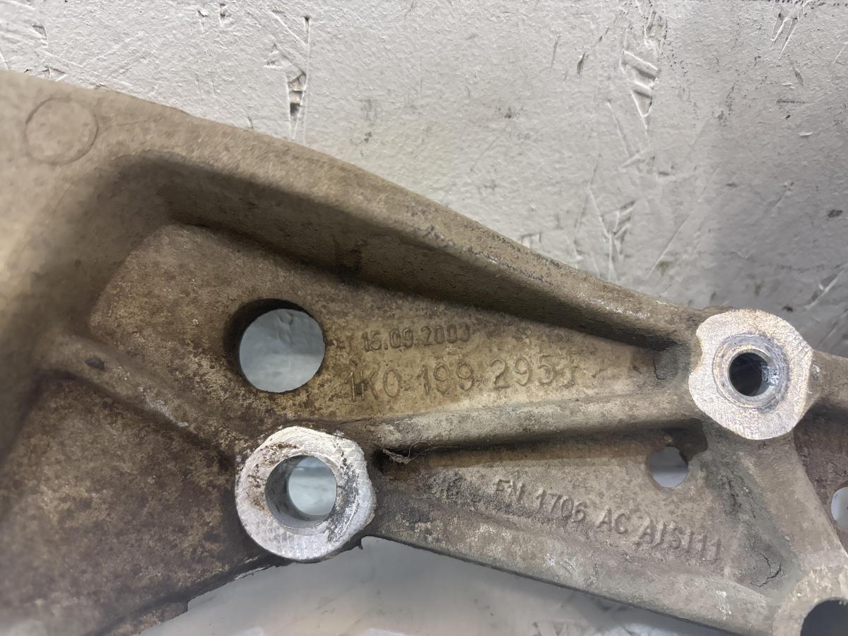 Кронштейн подрамника левый 1K0199295F Volkswagen Jetta MK5