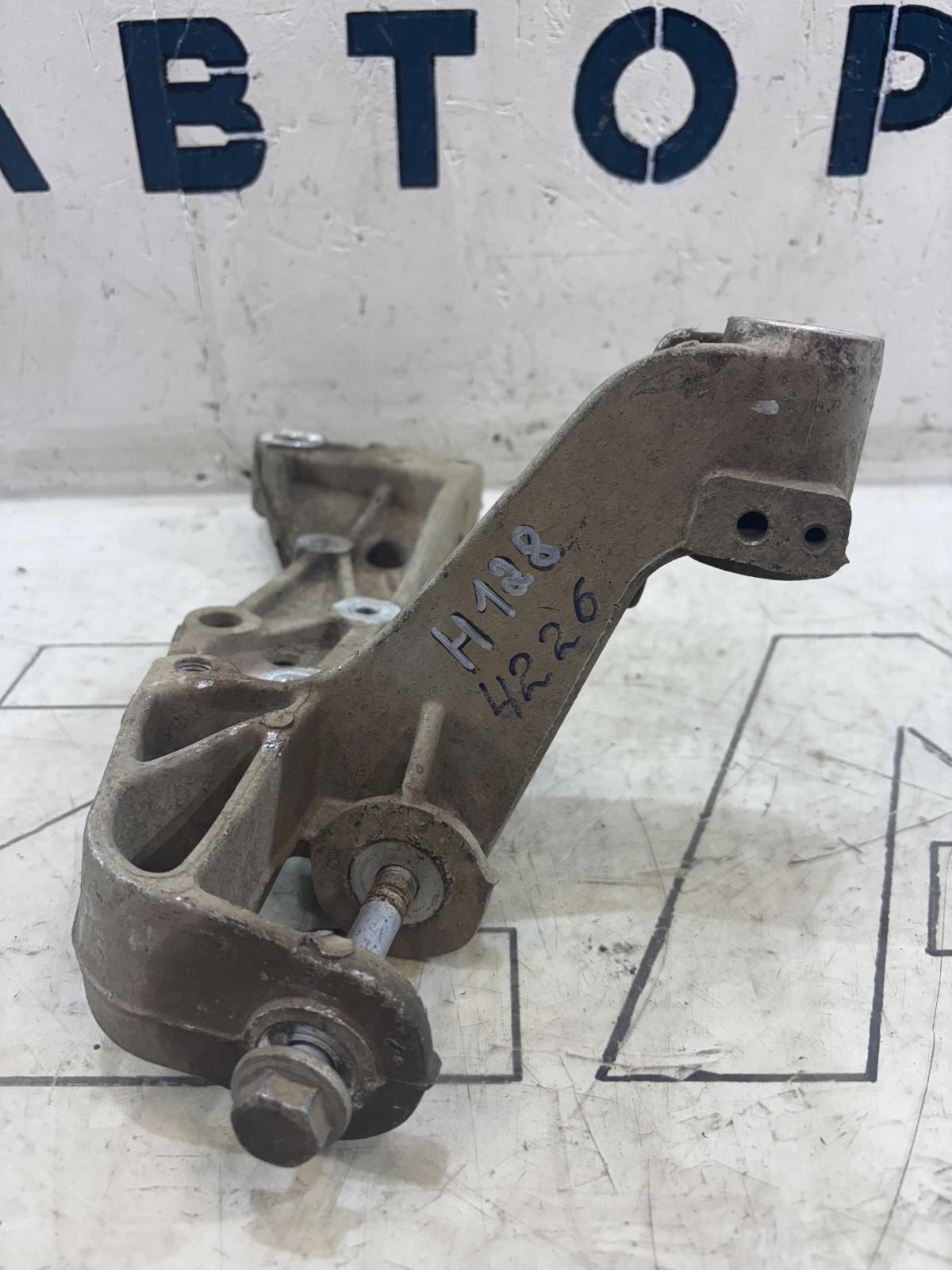 Кронштейн подрамника левый 1K0199295F Volkswagen Jetta MK5