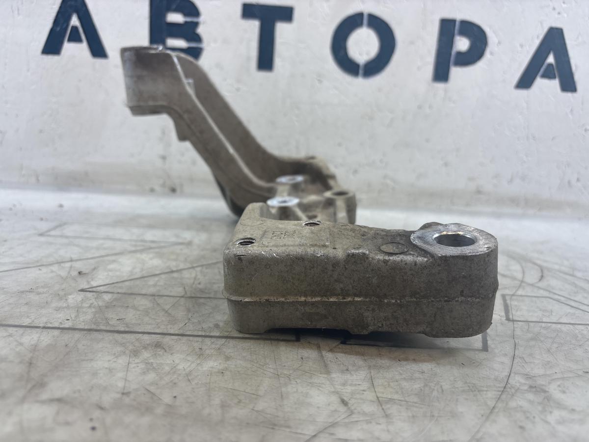 Кронштейн подрамника левый 1K0199295F Volkswagen Jetta MK5