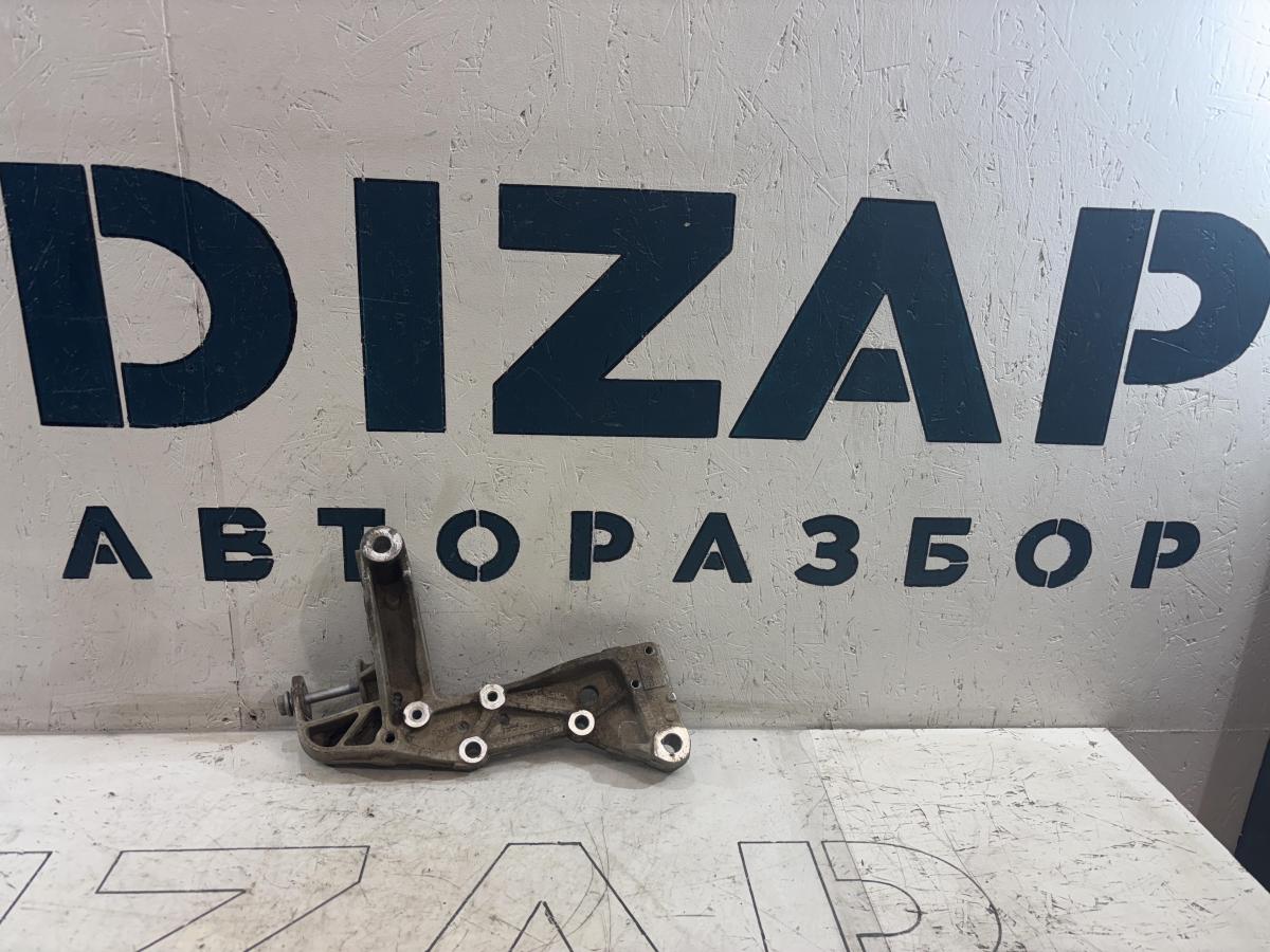 Кронштейн подрамника правый 1K0199296F Volkswagen Jetta MK5