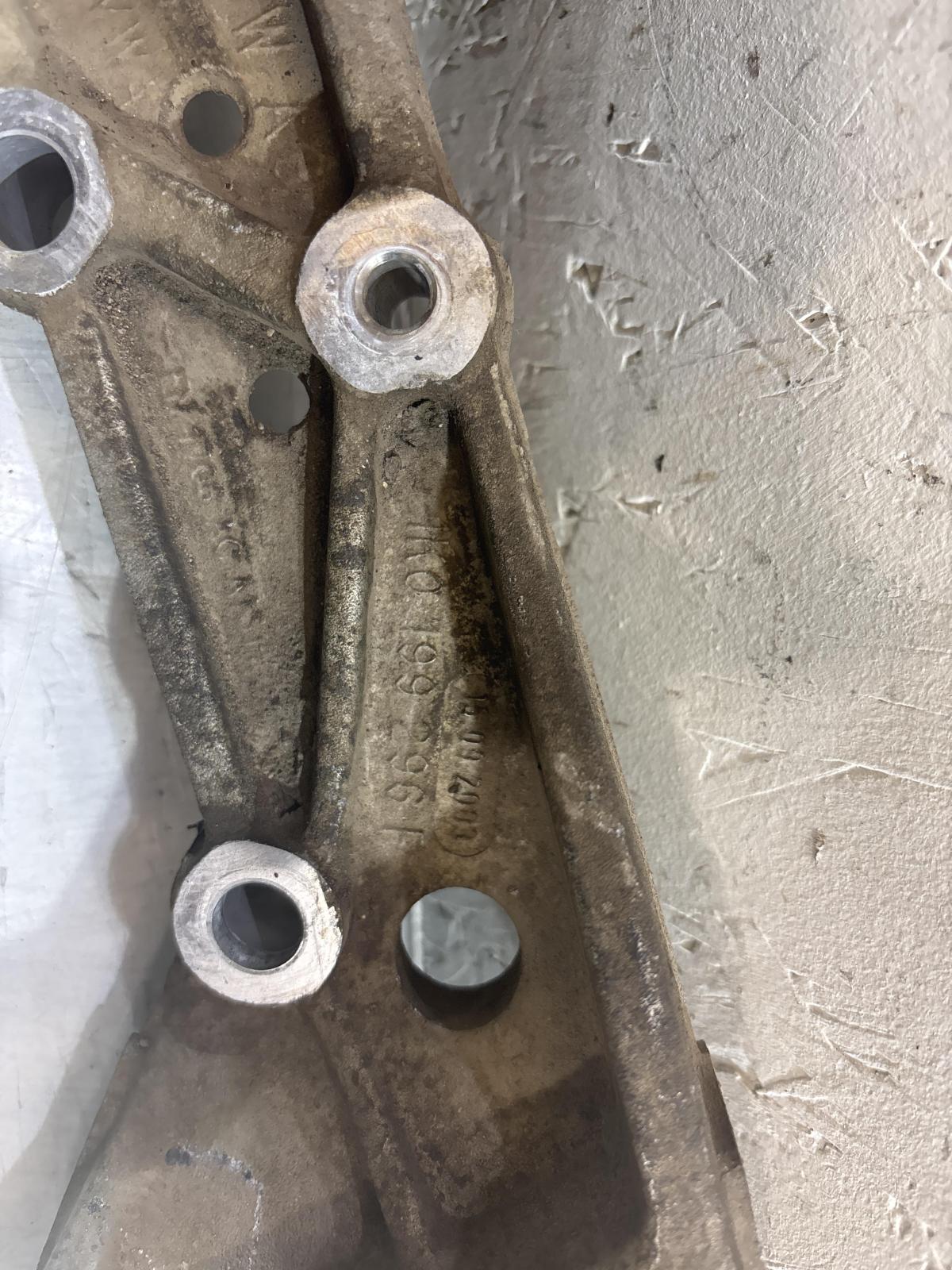 Кронштейн подрамника правый 1K0199296F Volkswagen Jetta MK5