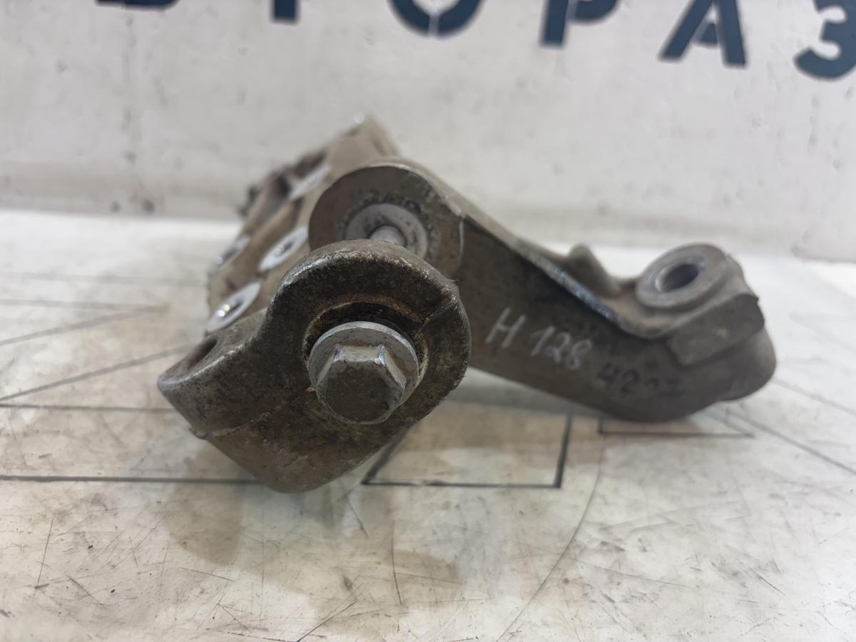 Кронштейн подрамника правый 1K0199296F Volkswagen Jetta MK5