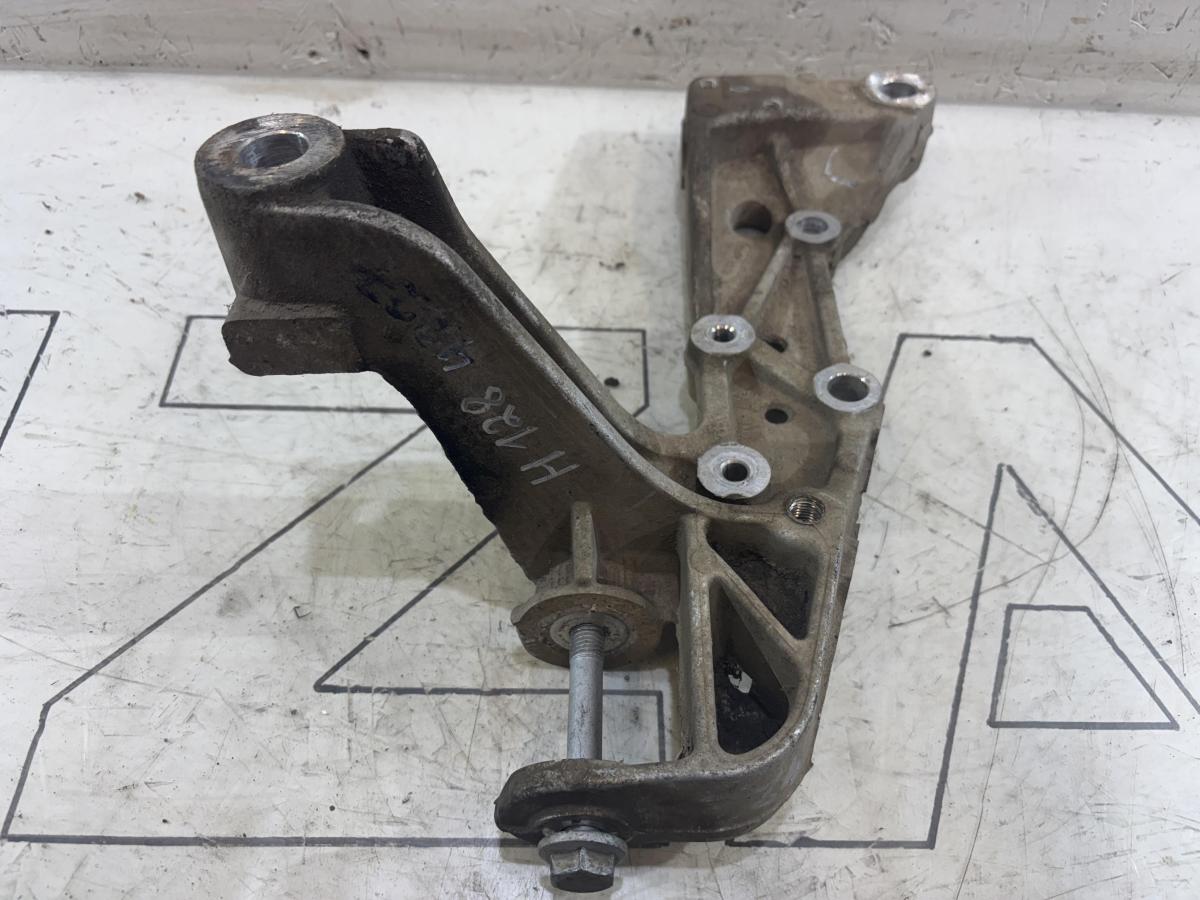 Кронштейн подрамника правый 1K0199296F Volkswagen Jetta MK5