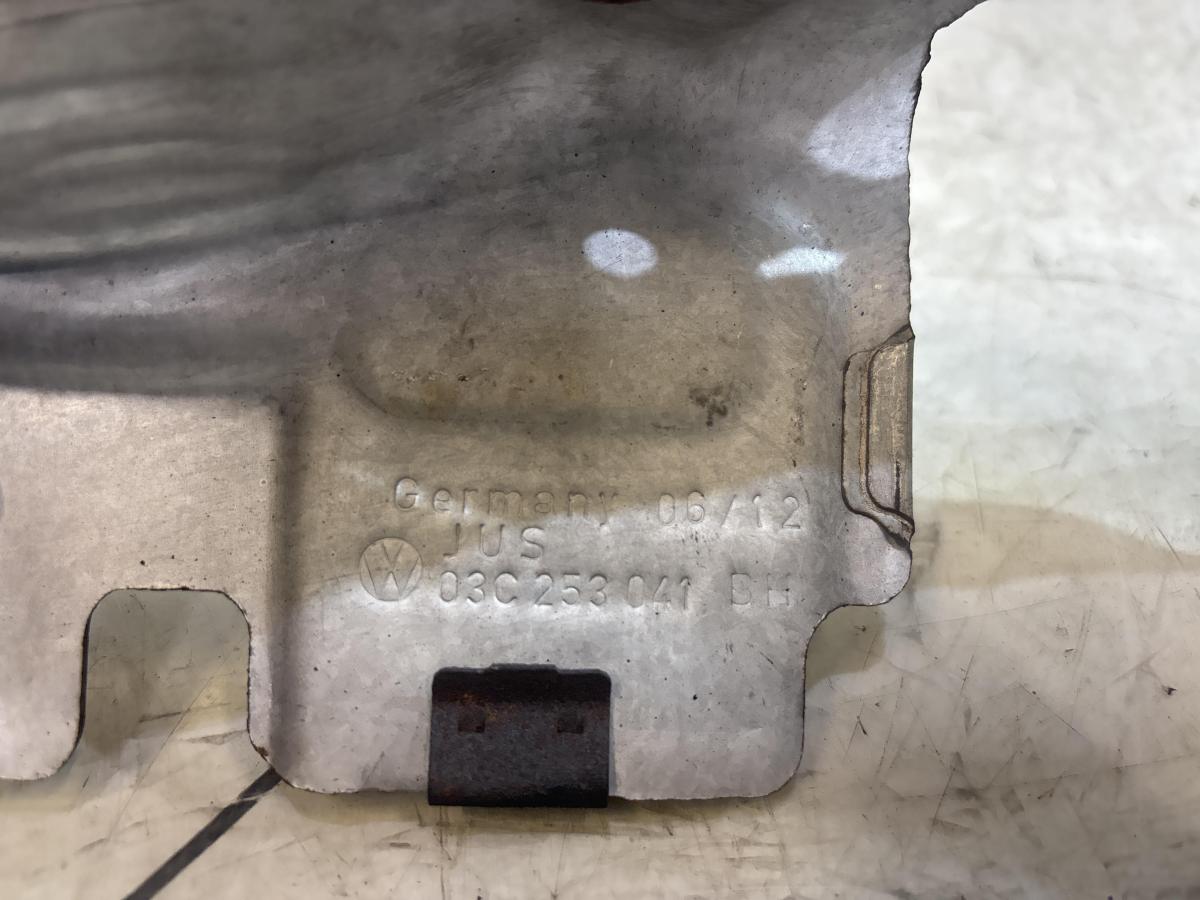 Теплоуловительный щиток 03C253041BH Skoda Octavia II рест