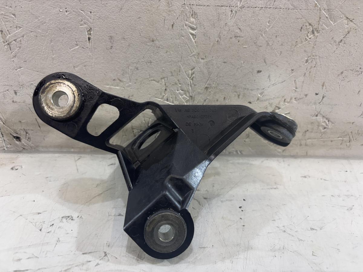 Кронштейн крепления троса МКПП 5Q0711789 Skoda Octavia II рест