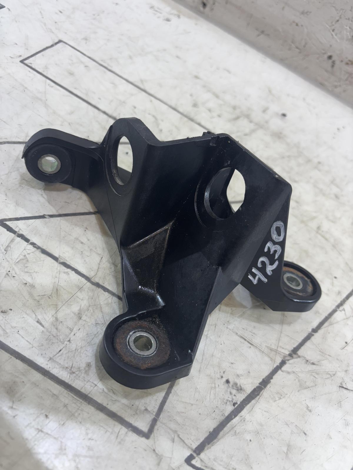 Кронштейн крепления троса МКПП 5Q0711789 Skoda Octavia II рест