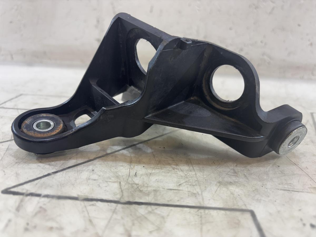 Кронштейн крепления троса МКПП 5Q0711789 Skoda Octavia II рест