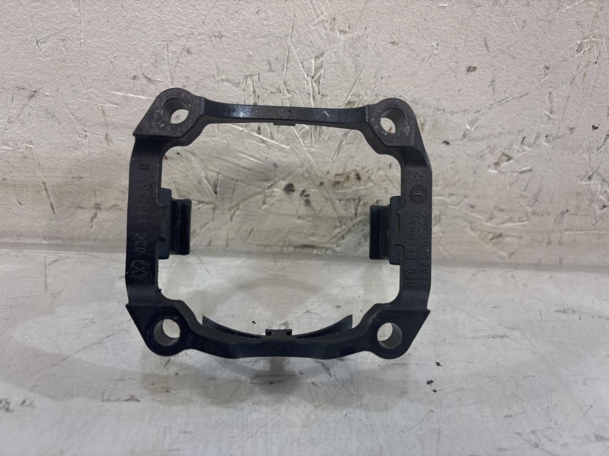 Фиксатор патрубка турбины 03C145853H Skoda Octavia II рест