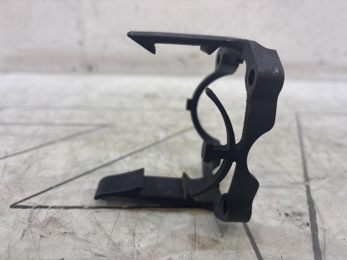 Фиксатор патрубка турбины 03C145853H Skoda Octavia II рест