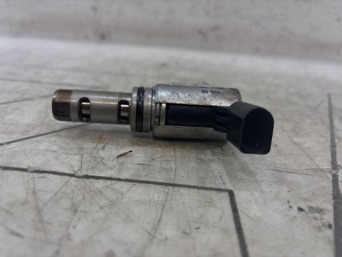 Клапан фазорегулятора 03C906455A Skoda Octavia II рест