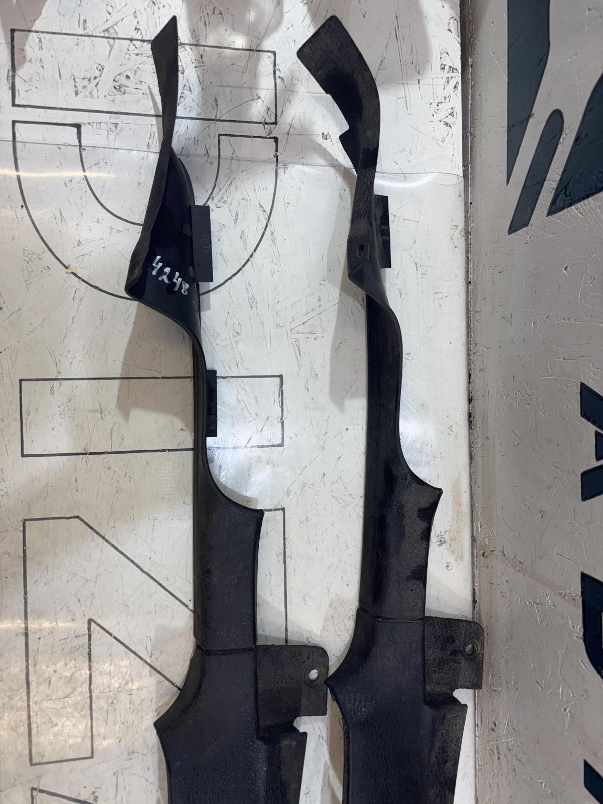 Накладки порога внутренняя правая 893853906D Audi 80 B3