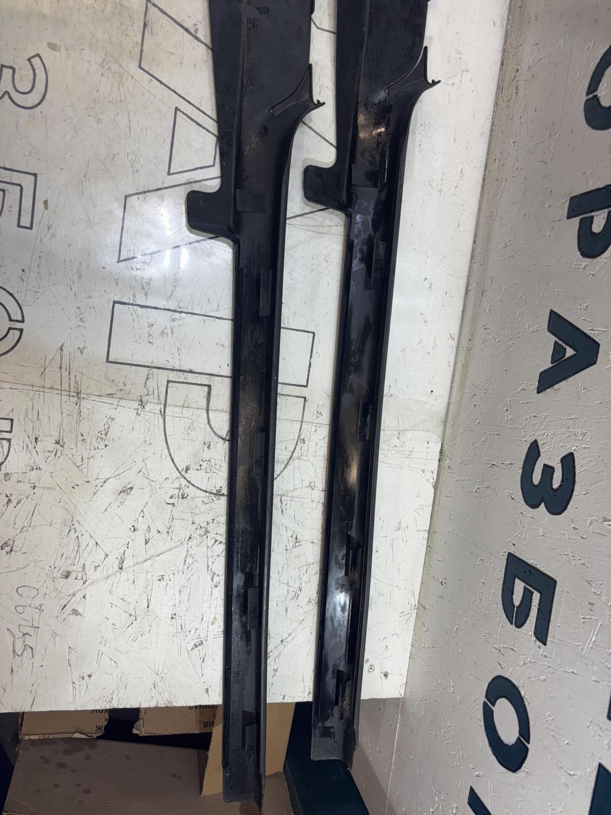 Накладки порога внутренняя правая 893853906D Audi 80 B3