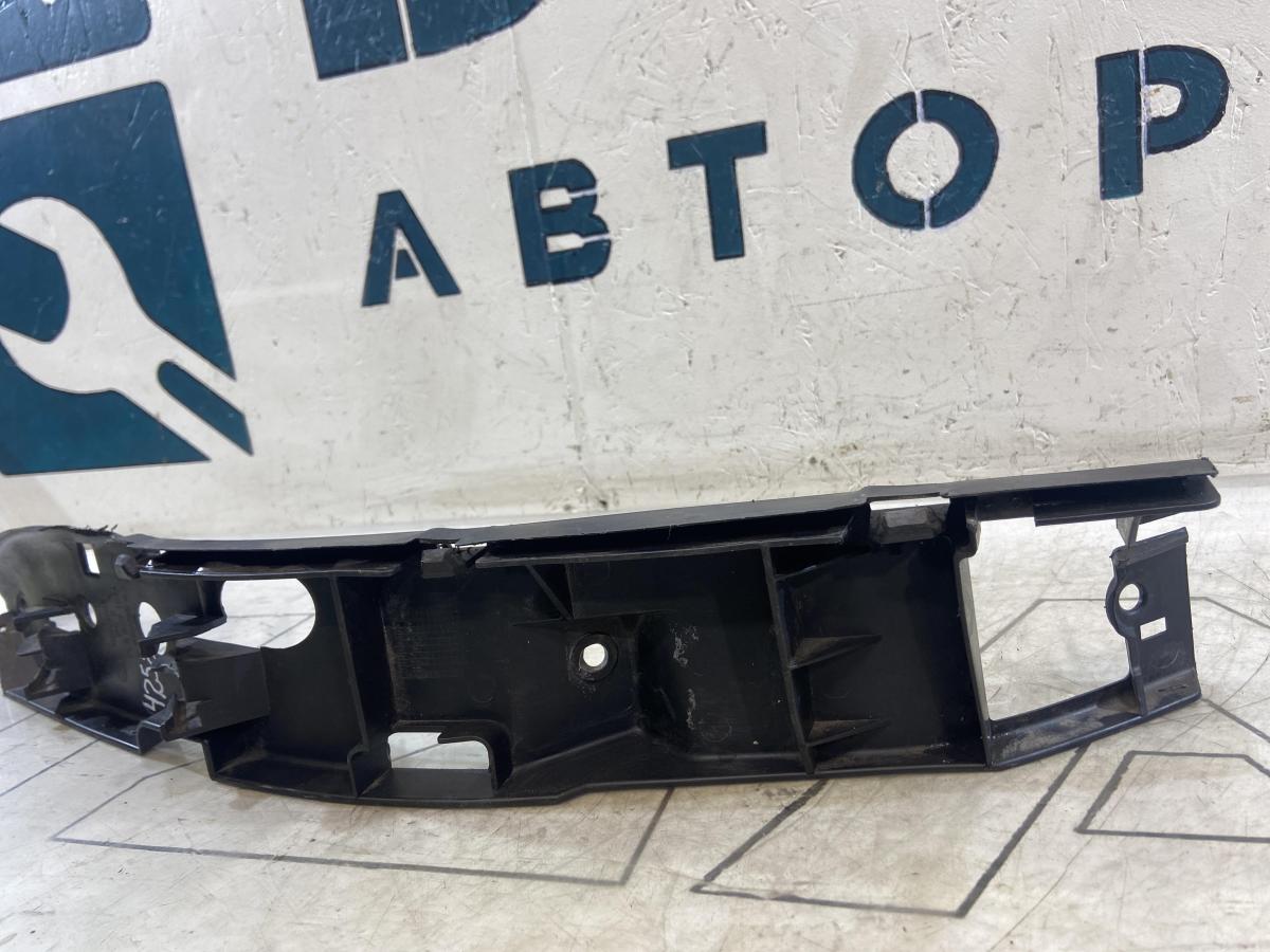 Кронштейн переднего бампера правый 7L6807184A