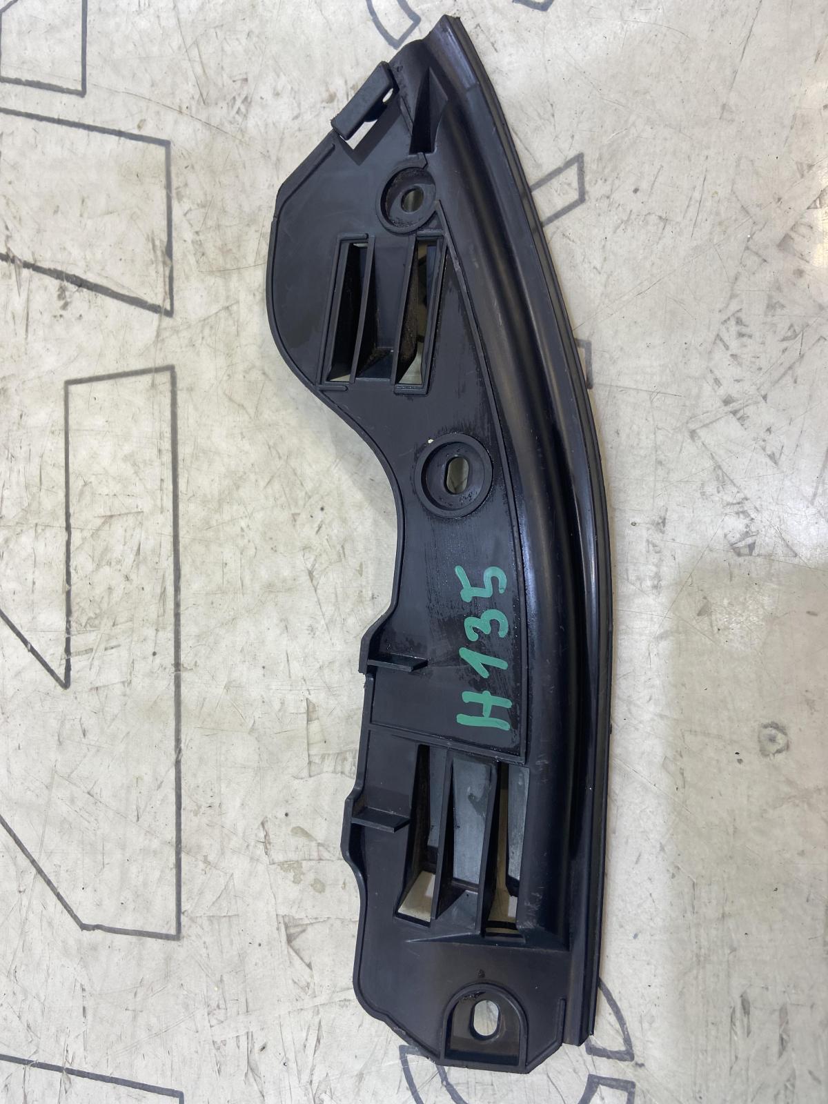 Направляющая заднего бампера правая 7L6807394A