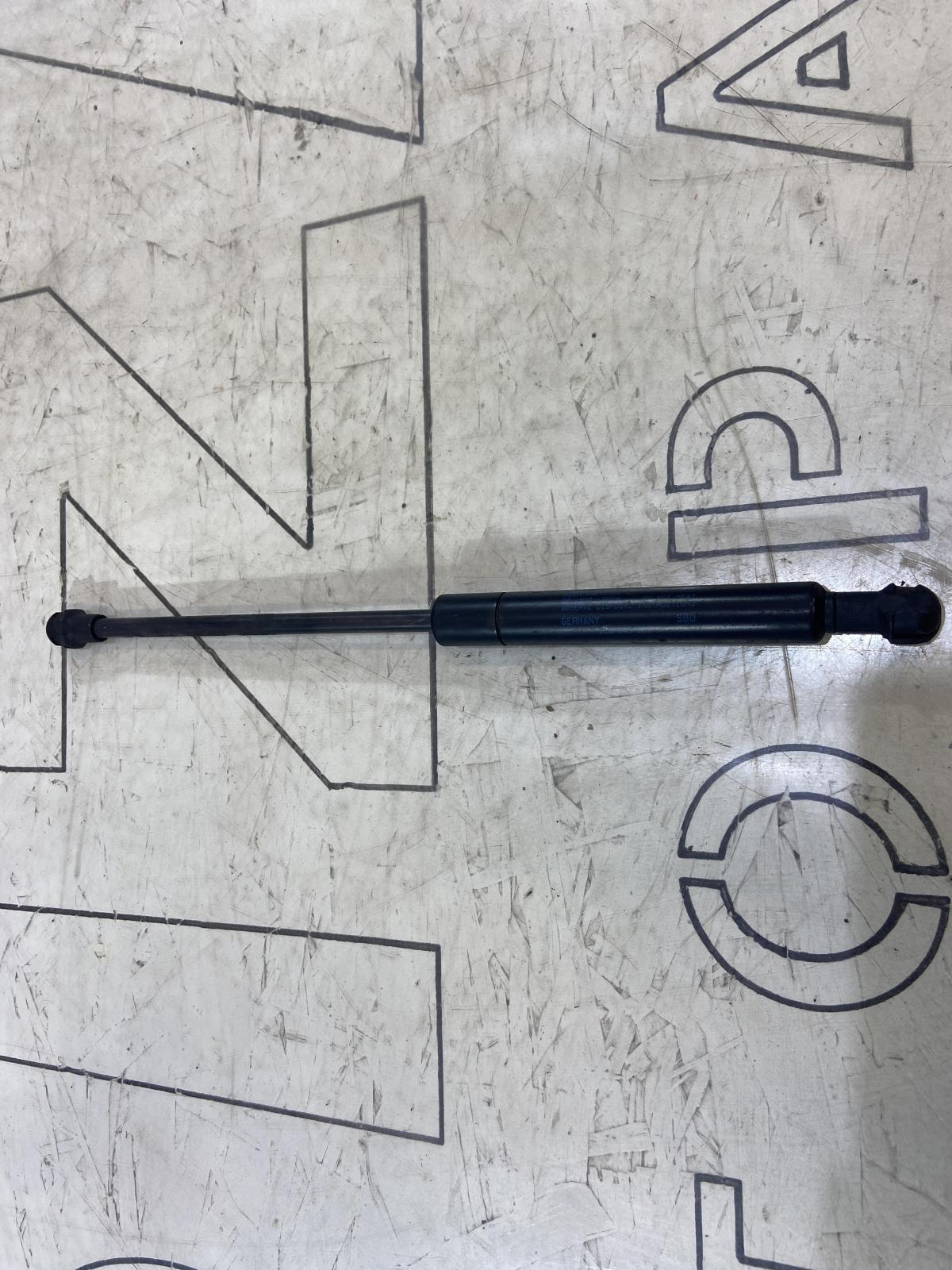 Амортизатор стекла багажника 7L6845587 Volkswagen Touareg I