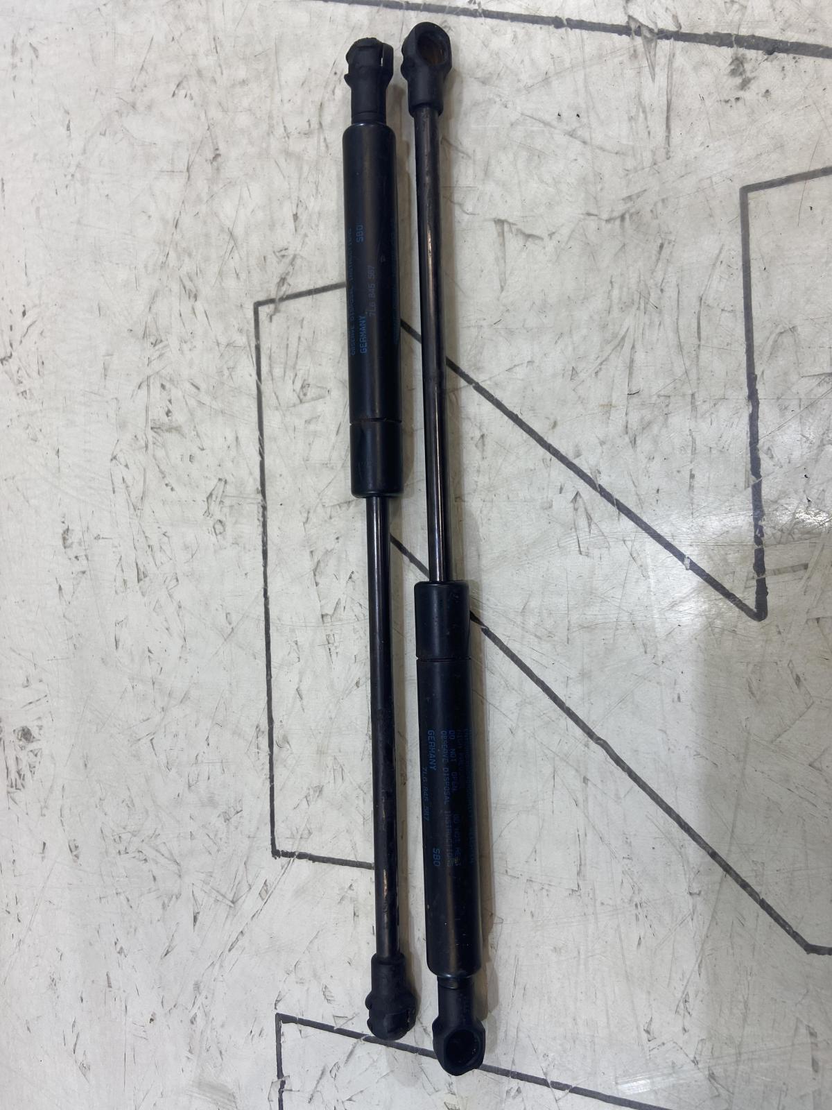 Амортизатор стекла багажника 7L6845587 Volkswagen Touareg I