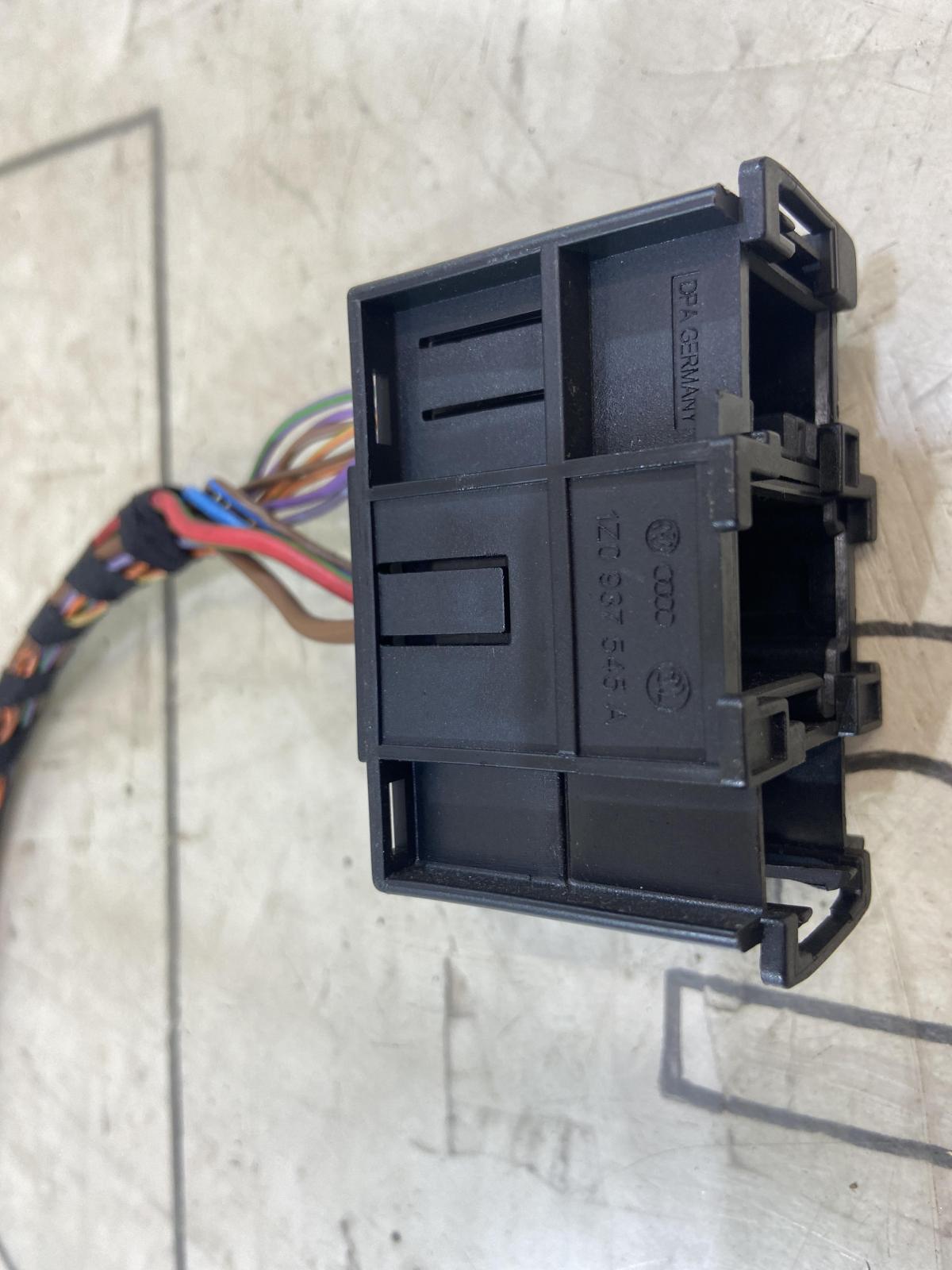 Кронштейн корпуса разъёма 1Z0937545A Skoda Octavia RS II