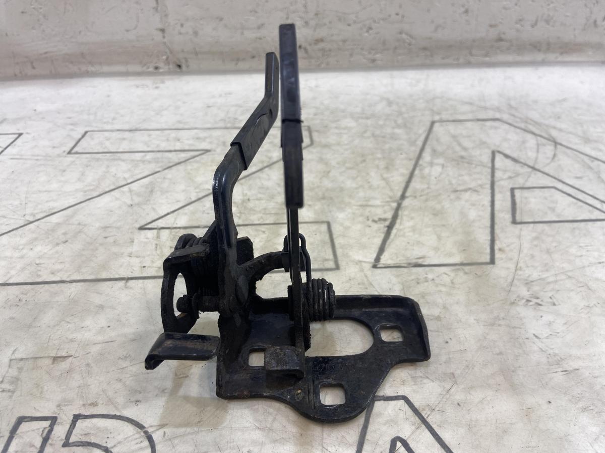 Крючок капота 1Z0823480E Skoda Octavia RS II