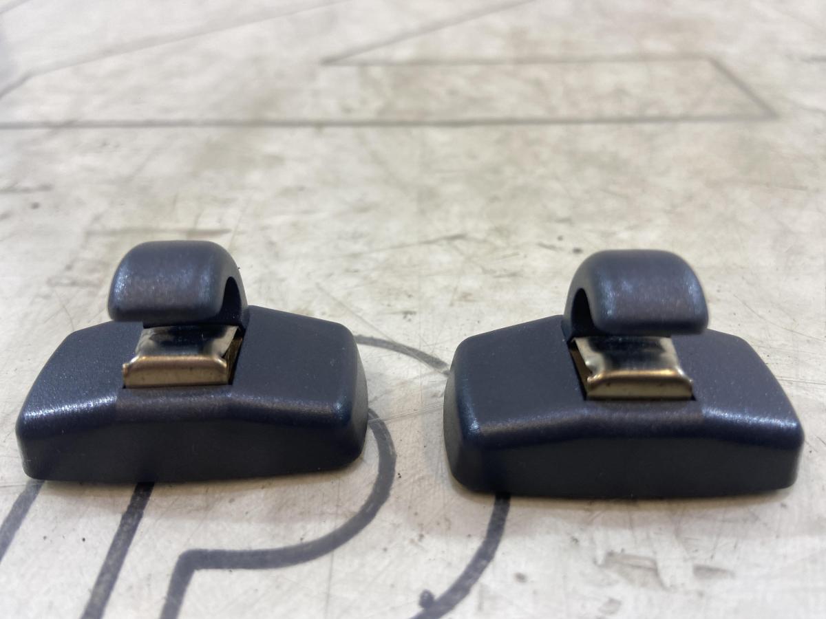 Крючок солнцезащитного козырька 1Z0857561 Skoda Octavia RS II