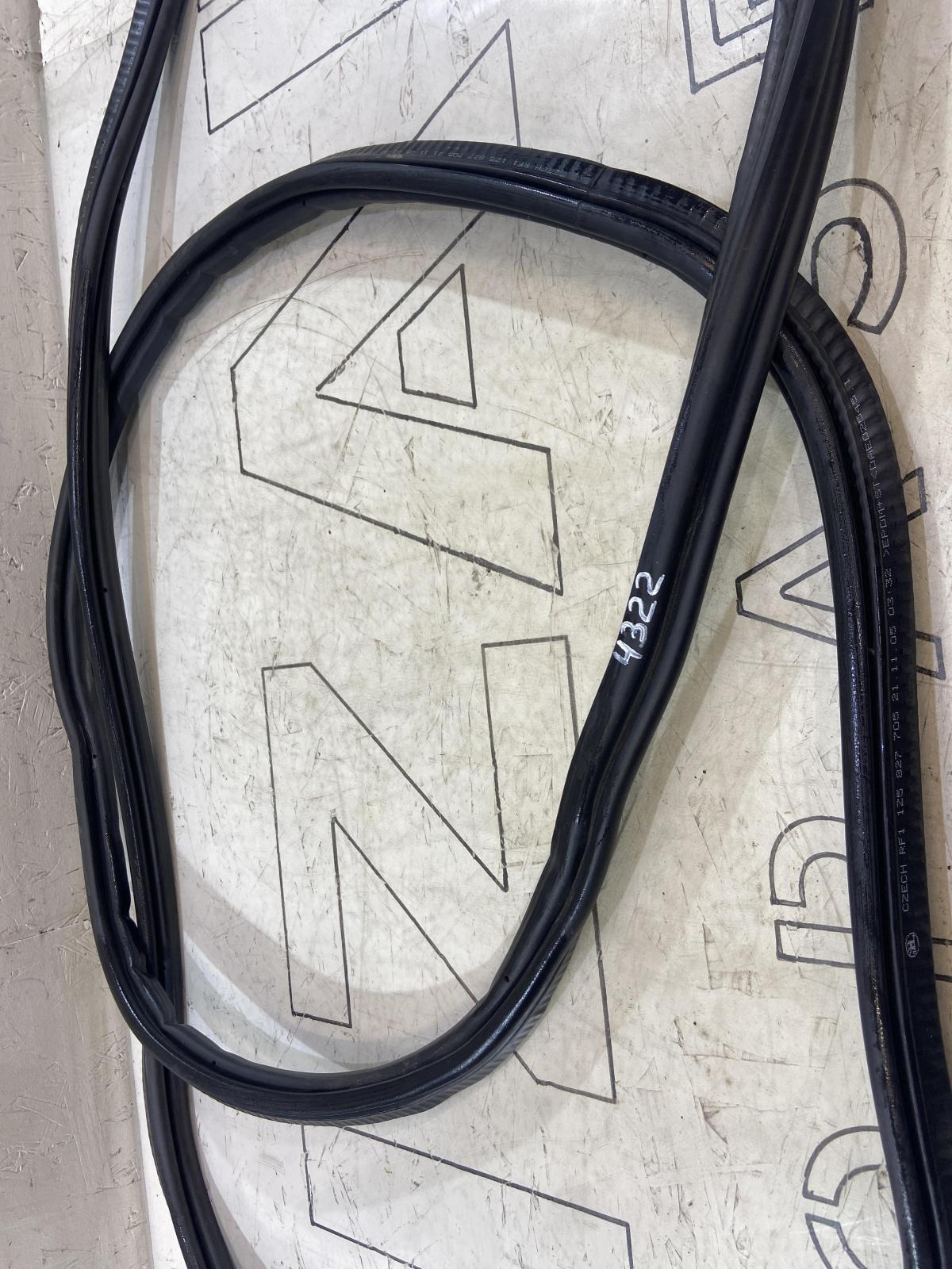 Уплотнитель крышки багажника 1Z5827705 Skoda Octavia RS II