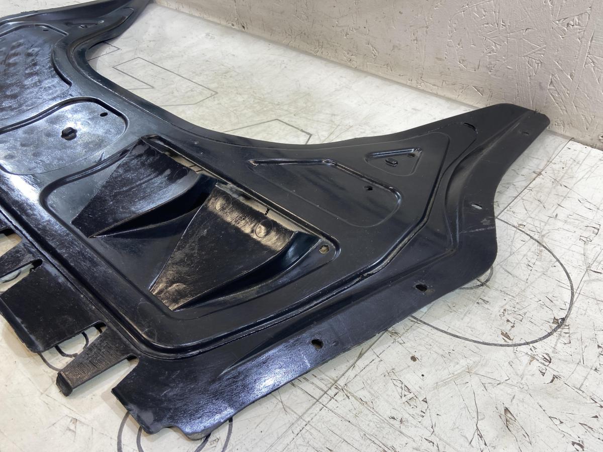 Пыльник двигателя центральный 1K0825237J Skoda Octavia II рест