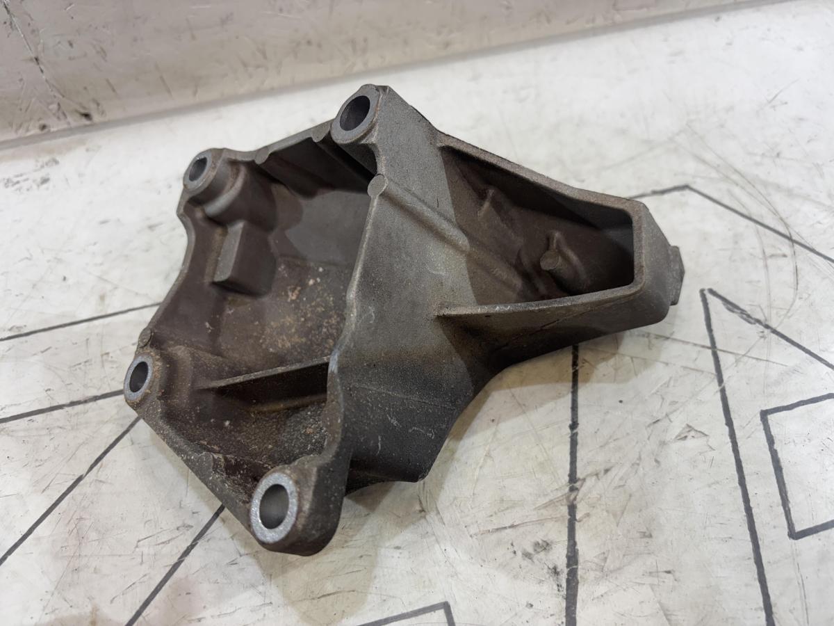 Кронштейн двигателя левый 8D0199307K Audi A4 B5
